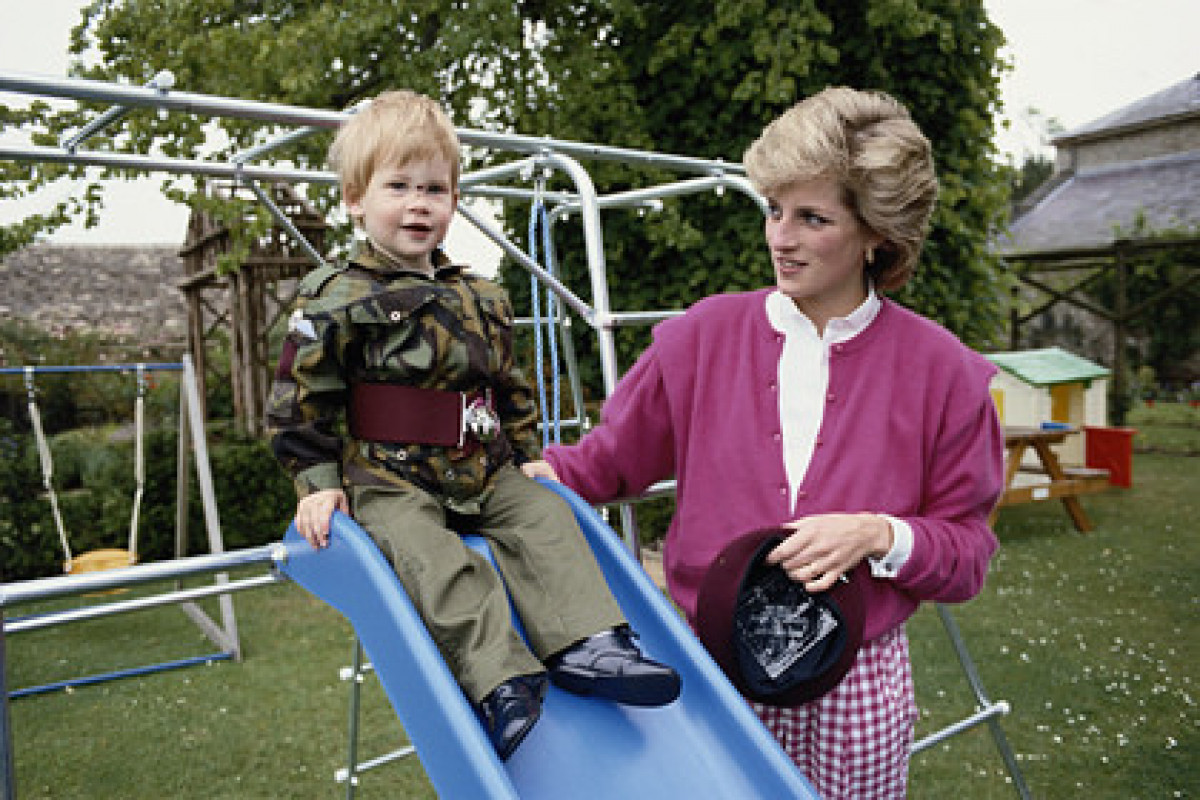 Принц Гарри с матерью Фото: Tim Graham Photo Library / Getty Images