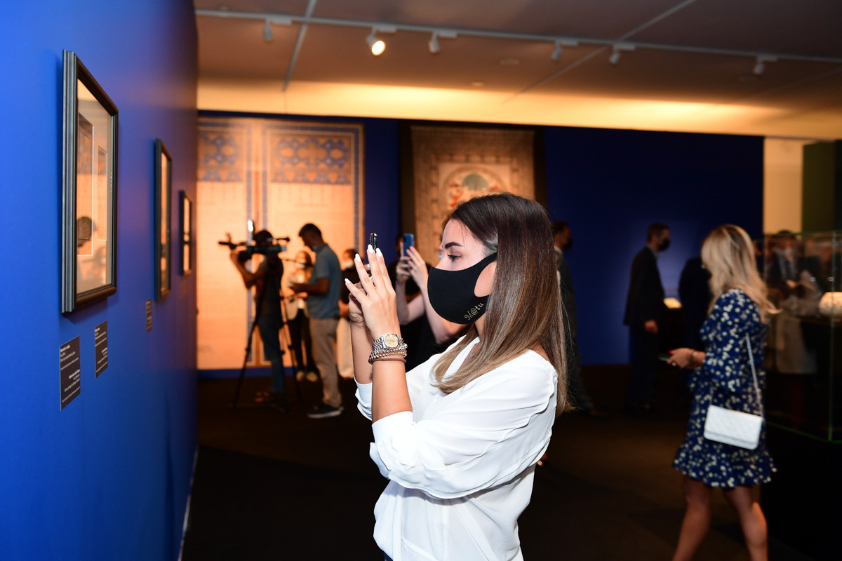 В Центре Гейдара Алиева открылась выставка «Сюжеты и образы Низами»-ФОТО 