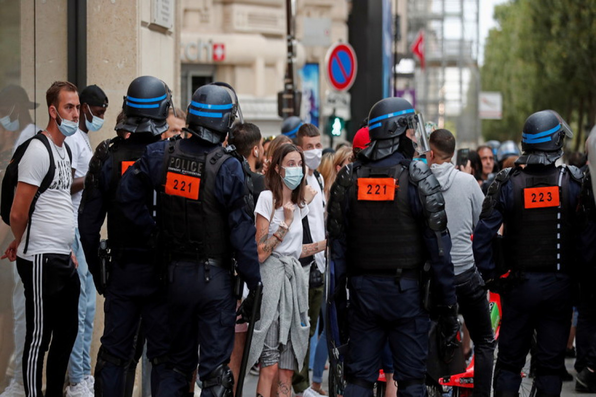 Во Франции задержали более 70 человек на протестах против мер по COVID-19