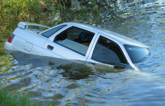 В Азербайджане и на воде автомобили плавают - А НАМ ВСЕ РАВНО… -ВИДЕО 