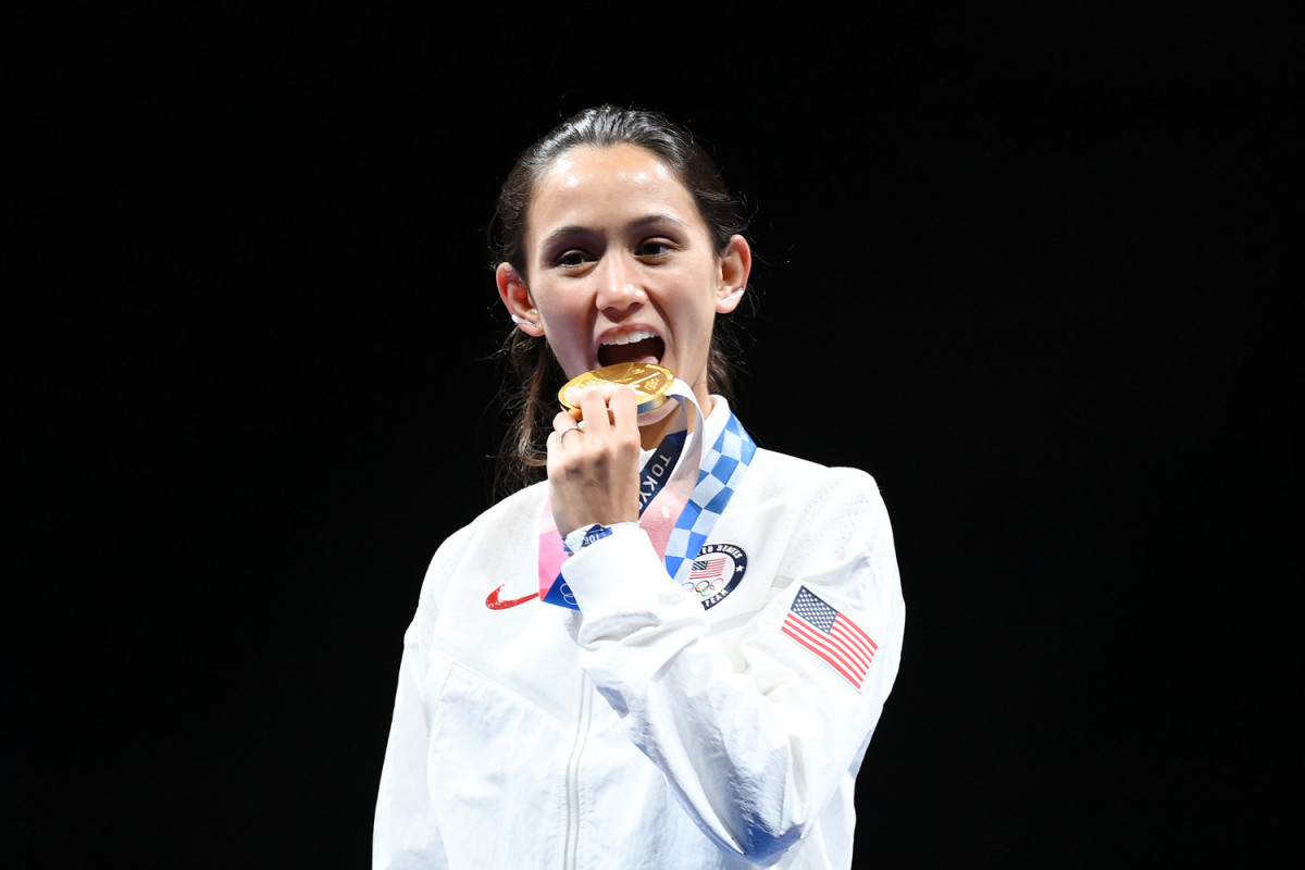 Спортсменов на Олимпиаде попросили не кусать медали