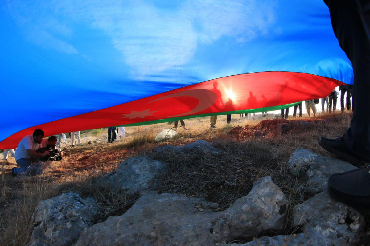 Флаг Азербайджана развевается на Джыдыр дюзю-ФОТО 