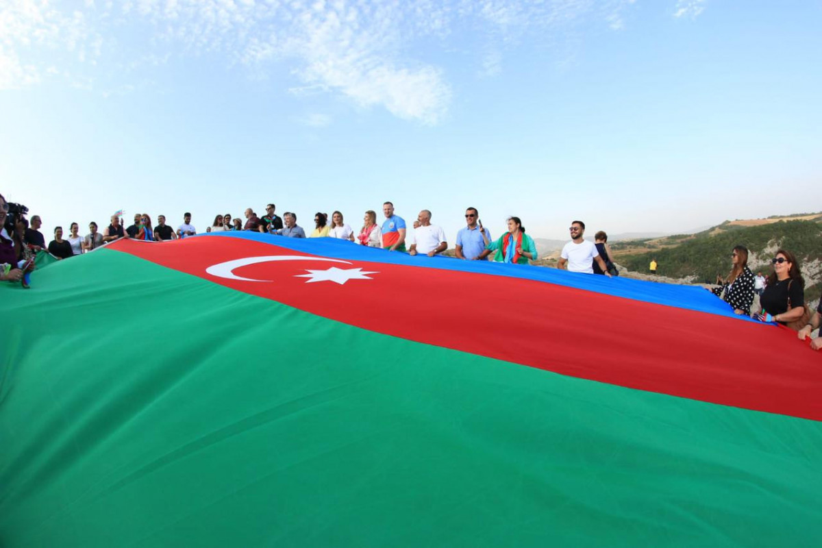 Флаг Азербайджана развевается на Джыдыр дюзю-ФОТО 