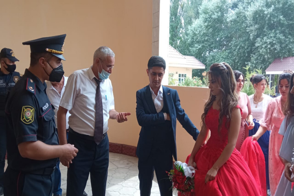 В Азербайджане непривитых жениха и невесту не впустили в дом торжеств  -ФОТО 
