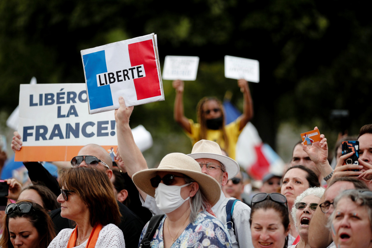 Массовые демонстрации против обязательной вакцинации от COVID начались во Франции