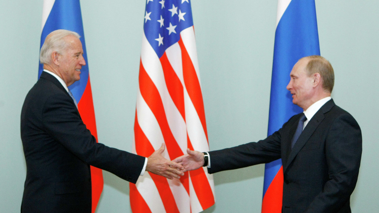 Байден обсудит с Путиным кибератаку на JBS