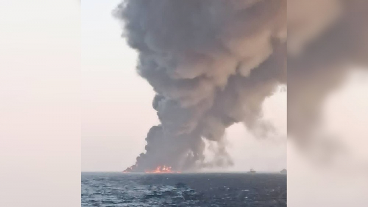 У берегов Ирана загорелся военный корабль
