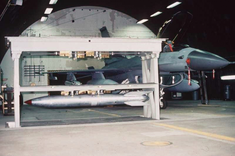 США хранят на базах в Европе и Турции 100 ядерных авиабомб
