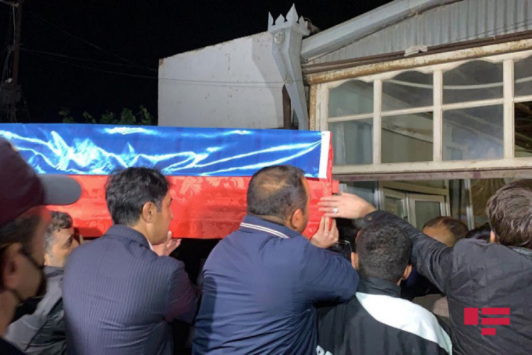Тело погибшего в Кяльбаджаре журналиста доставлено в его дом в Баку - ФОТО