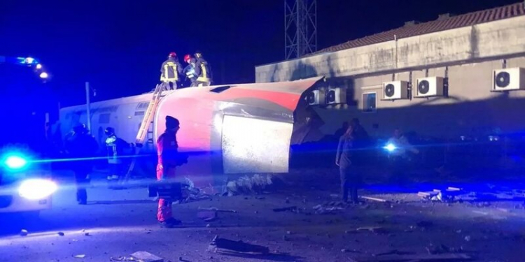 Два поезда столкнулись на юге Пакистана, погибли 30 человек