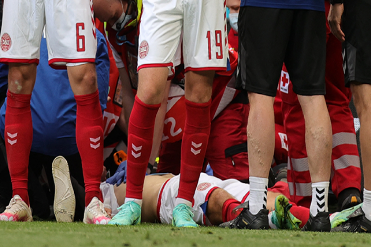 Евро-2020: Эриксен потерял сознание на поле, матч Дания-Финляндия прерван