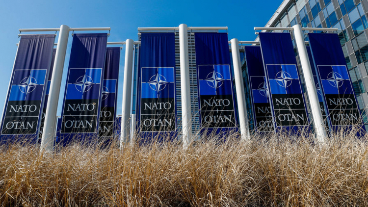 НАТО призвала Россию исключить США из списка недружественных стран