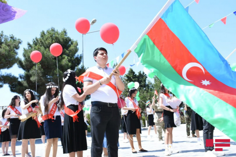 В азербайджанских школах прозвенел последний звонок - ФОТО