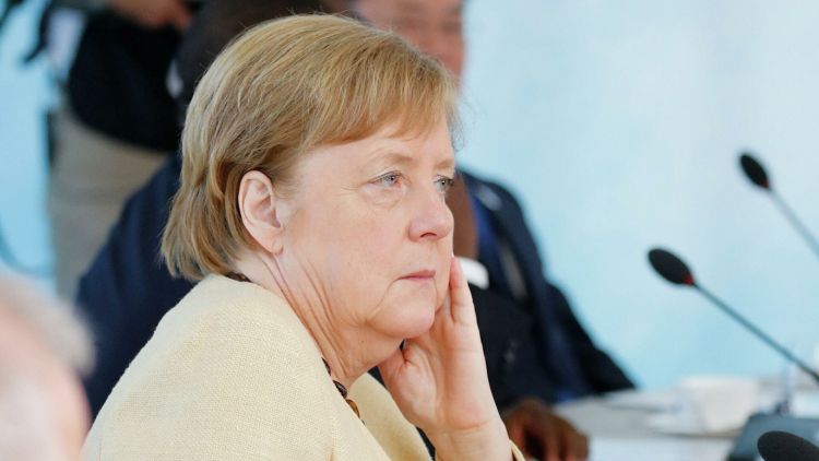 Меркель пожаловалась, что Россия воспринимает НАТО как противника