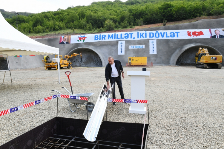 Ильхам Алиев заложил фундамент туннеля на автодороге Ахмедбейли-Физули-Шуша - ОБНОВЛЕНО - ФОТО