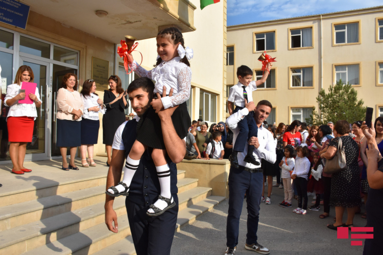 «Школа, прощай»: Последний звонок сегодня прозвенит в школах Азербайджана