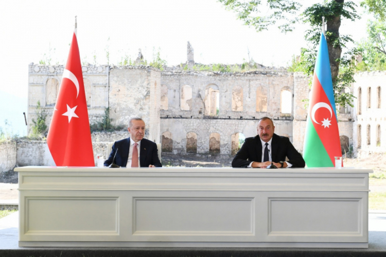 Президент: Развевающиеся сегодня в Шуше азербайджанский и турецкий флаги свидетельствуют о нашем единстве