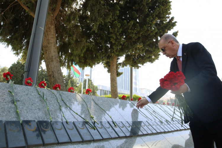 Эрдоган посетил памятник турецким солдатам-шехидам в Баку