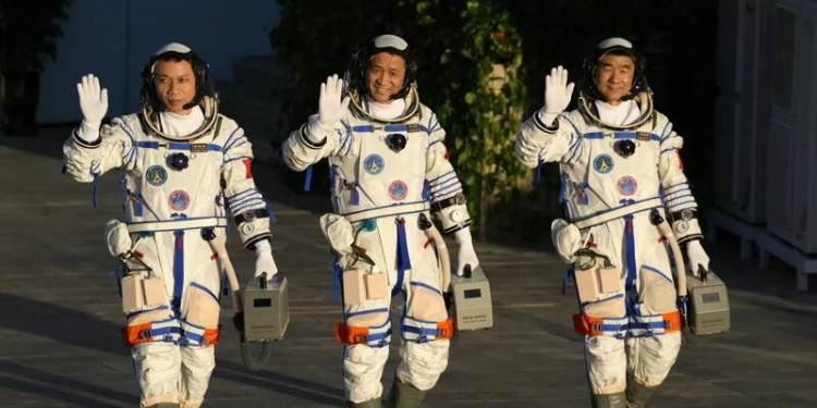 Китай провел успешный запуск корабля с тремя космонавтами