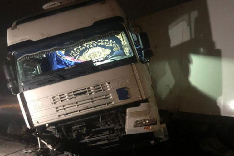 Тяжелое ДТП в Нахчыване: грузовик врезался в стену дома, трое погибших