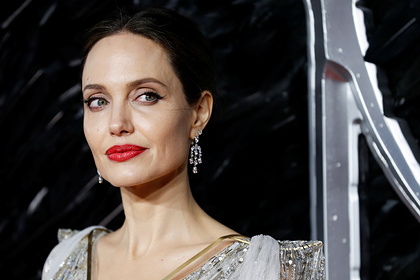Анджелину Джоли снова заметили у дома бывшего мужа
