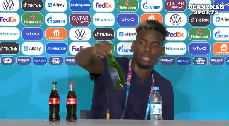 Футболист-мусульманин убрал бутылку пива со стола на пресс-конференции - ВИДЕО