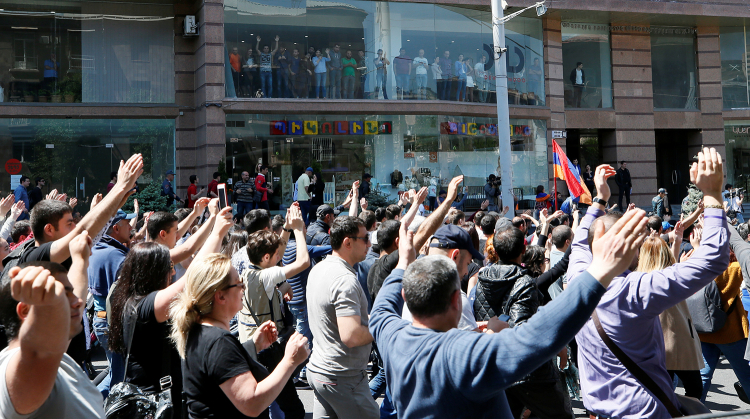 В Баку понимают, что в Армении хаос не только в политической, но и военной сфере – ПОРОХ НАДО ДЕРЖАТЬ СУХИМ