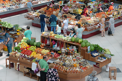 Названы самые опасные летом продукты
