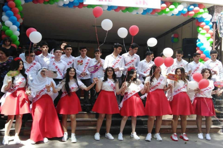 В Азербайджане сократилось число выпускников школ