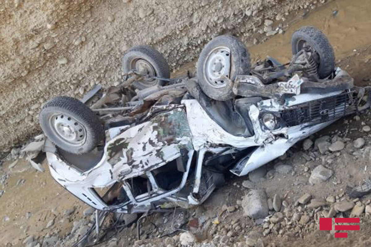 В Губе автомобиль упал в реку, погиб водитель-ФОТО 