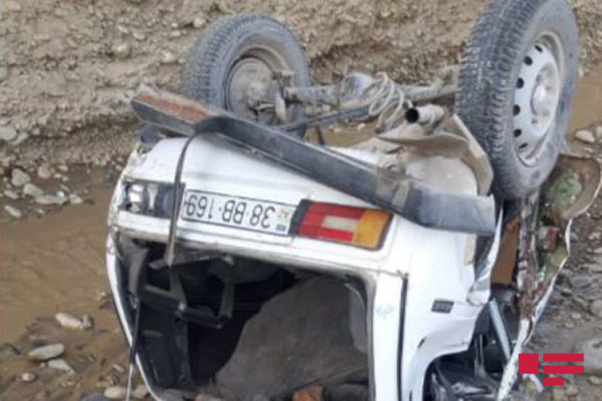В Губе автомобиль упал в реку, погиб водитель-ФОТО 