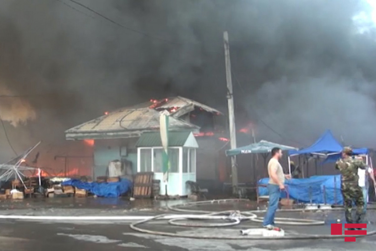 МЧС распространило информацию о пожаре на рынке в Имишли-ВИДЕО 