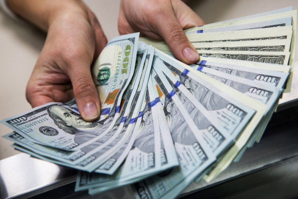 Госнефтефонд Азербайджана в июне резко увеличил продажу валюты