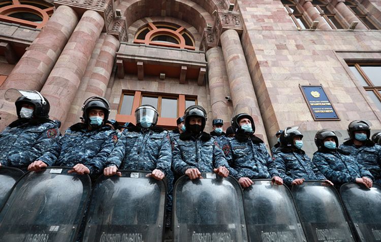 Противники Пашиняна ворвались в здание правительства
