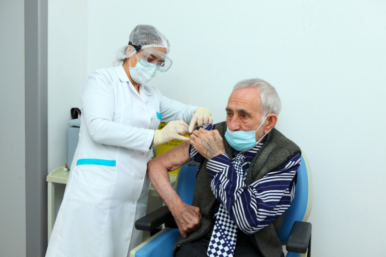 В Азербайджане вакцинируют лиц из уязвимых групп населения - ФОТО