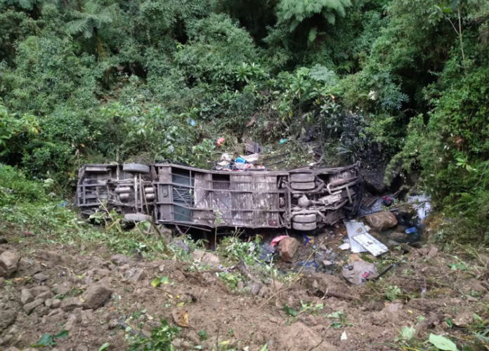 В Боливии более 20 человек погибли при падении автобуса в ущелье