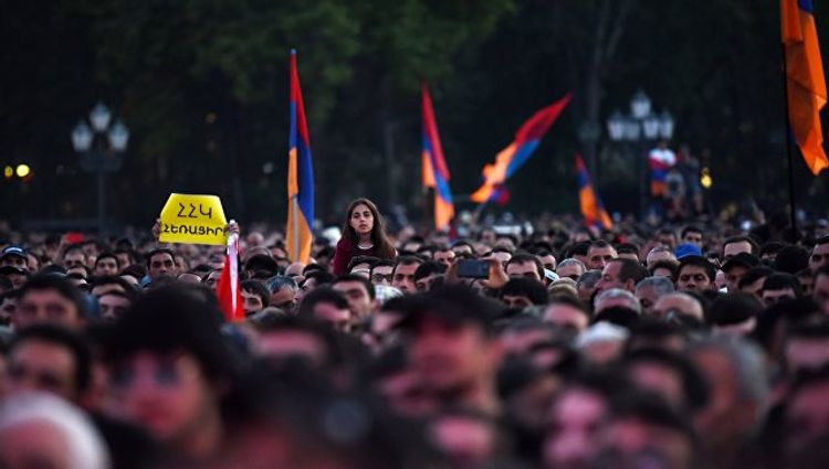 В парке парламента Армении перед митингом оппозиции заварили ворота