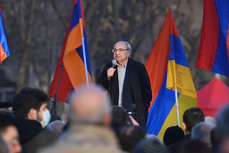 Против лидера оппозиции Армении возбудили уголовное дело