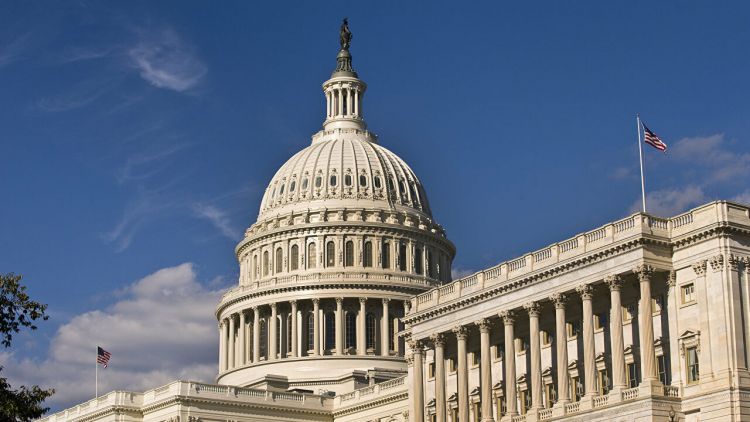 Сенат Конгресса США принял пакет мер по стимулированию экономики объемом $1,9 трлн