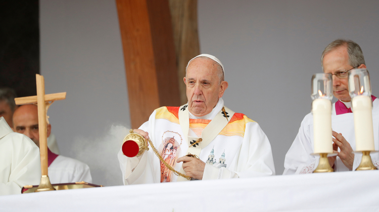 Папа Римский призвал уважать и оберегать женщин
