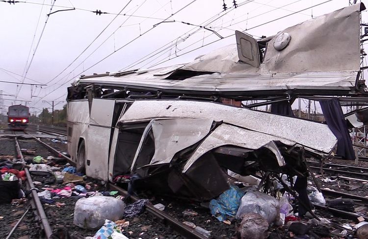 В Сумгайыте грузовой поезд столкнулся с пассажирским автобусом, есть погибший - ОБНОВЛЕНО