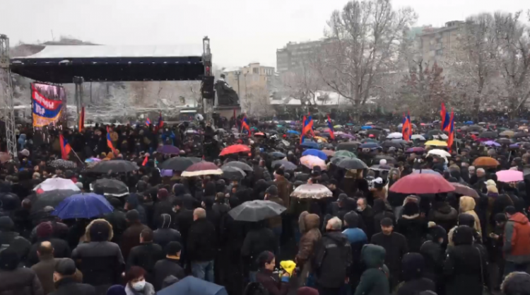 Противники Пашиняна начали шествие по центральным улицам Еревана

