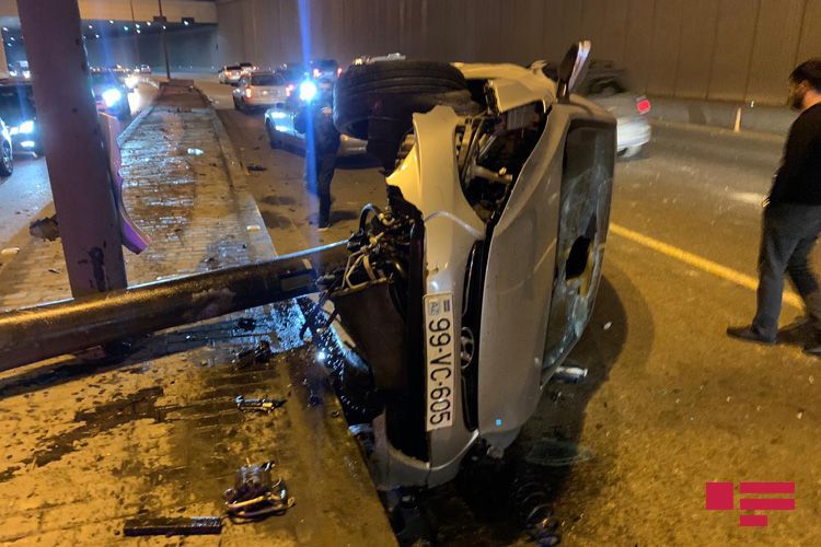 В Баку в туннеле произошло ДТП, водитель госпитализирован - ФОТО
