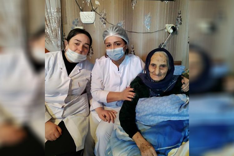 В Сумгайыте 99-летней женщине сделали прививку от COVID-19 - ФОТО