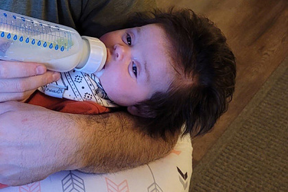 Младенец с аномально густыми волосами прославился в сети