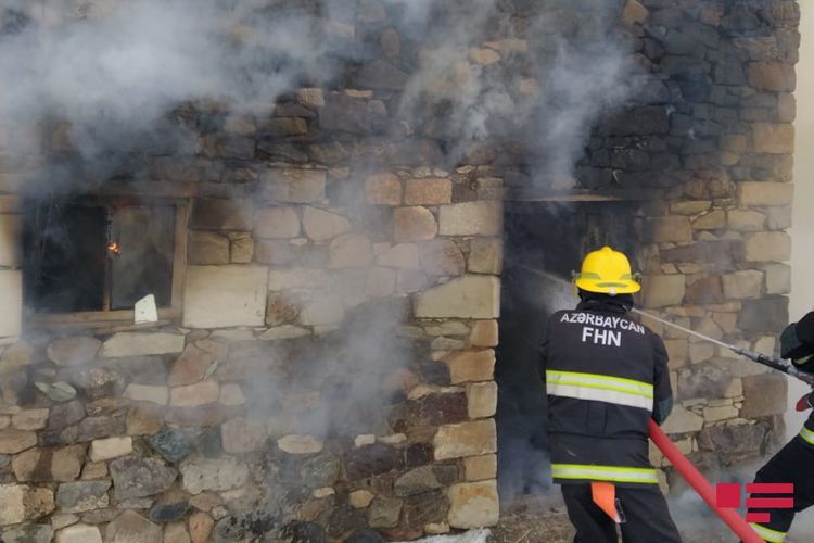 В Товузе мужчина поджог свой дом и дом сына
