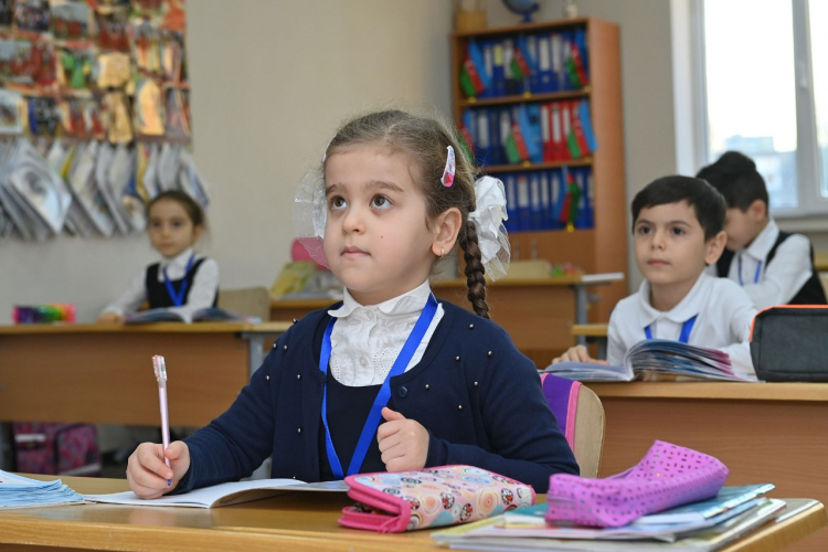 В Азербайджане начинается прием детей в первый класс