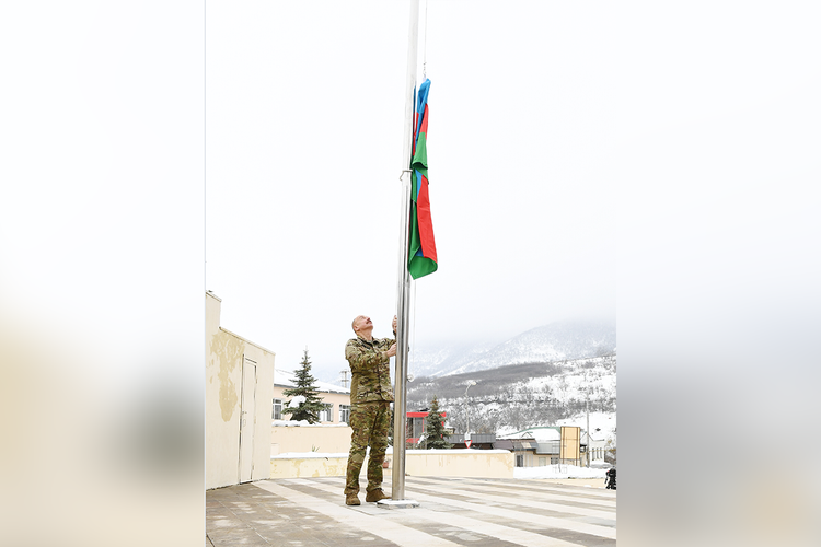 Президент Азербайджана поднял государственный флаг в Гадруте
