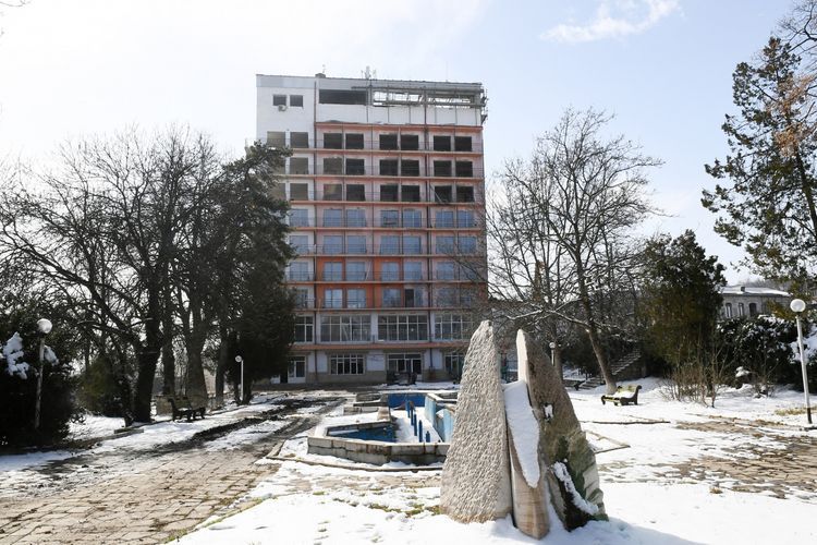 Ильхам Алиев и Мехрибан Алиева ознакомились с ремонтно-восстановительными работами гостиницы в Шуше