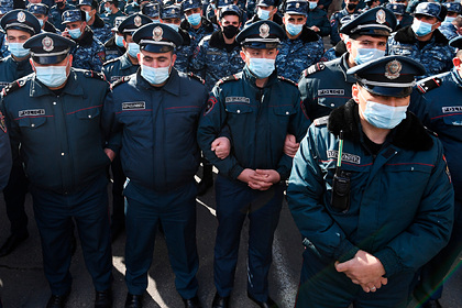В Ереване полиция оцепила здание министерства перед приходом Пашиняна